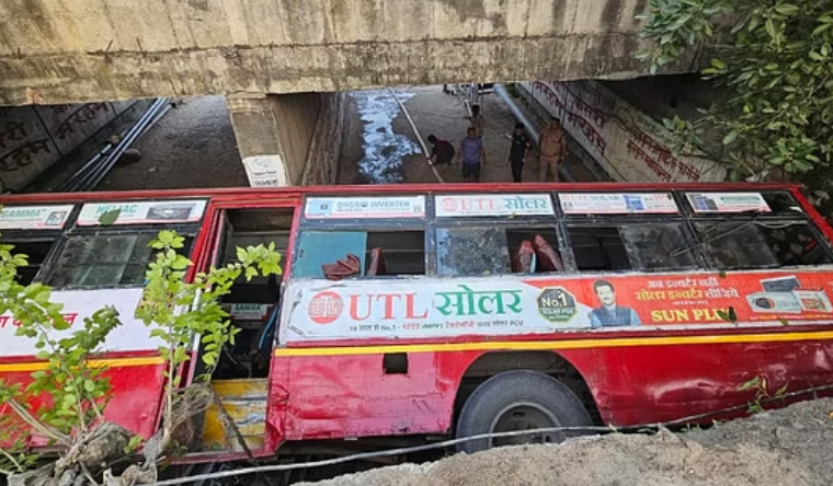 हरिद्वार: अनियंत्रित होकर पलटी रोडवेज बस, हाईवे की सुरक्षा दीवार तोड़ पार्किंग में गिरी