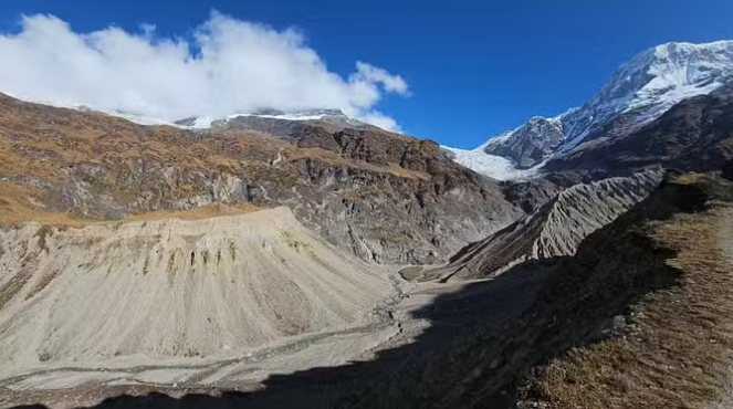 60 साल में आधा किमी पीछे खिसका पिंडारी ग्लेशियर, जहां थी बर्फ वहां दिख रहे भुरभुरे पहाड़