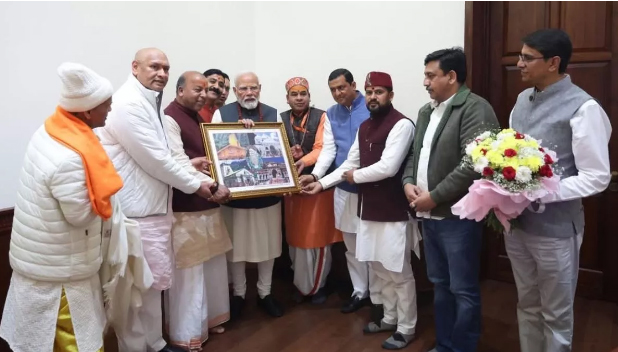 चारों धाम के पुरोहितों ने पीएम मोदी को दिया आमंत्रण, कपाट उद्घाटन का निमंत्रण दिया