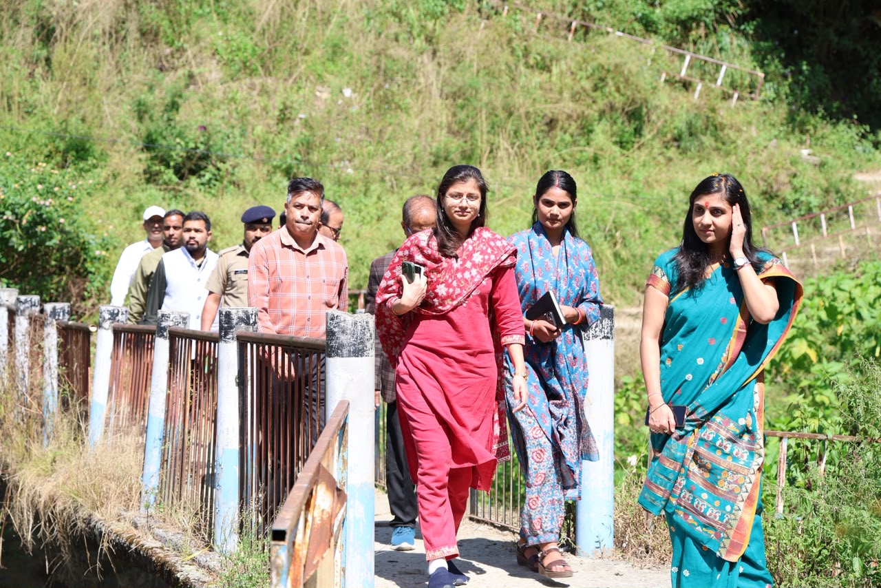 ल्वाली से घीड़ी तक क्षेत्र भ्रमण पर निकली जिलाधिकारी, विकास कार्यों और व्यवस्थाओं का लिया जायजा